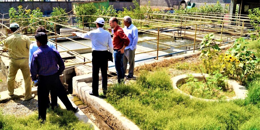 Menschen auf Wasserfarm