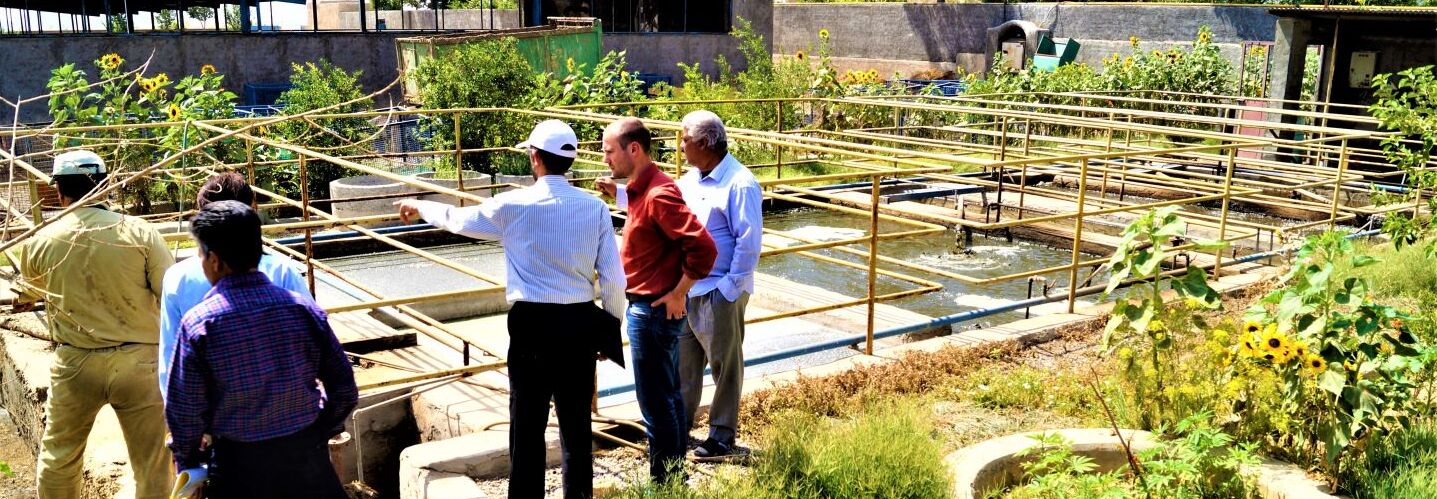 Menschen auf Wasserfarm