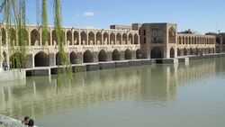 Die Brücke Si-o-Se Pol in Isfahan, welche über Zayandeh Rud führt