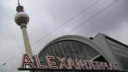 Detailansicht Fernsehturm und Bahnhof Berlin Alexanderplatz