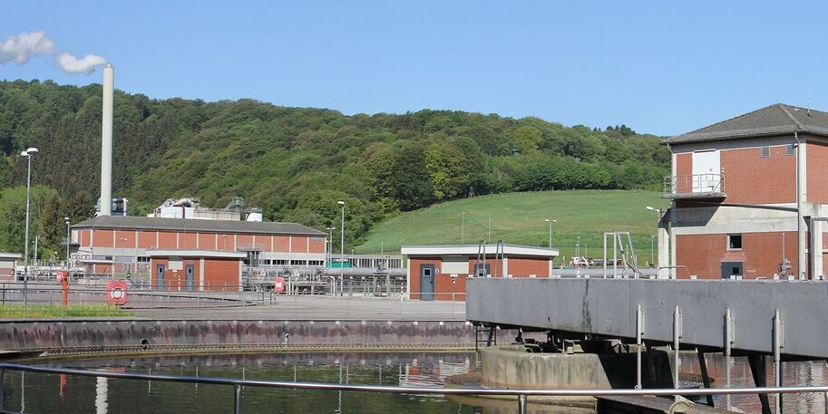 Kreisrundes Klärbecken mit einer Brücke darüber. 