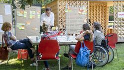 Arbeitsgruppe im Freien