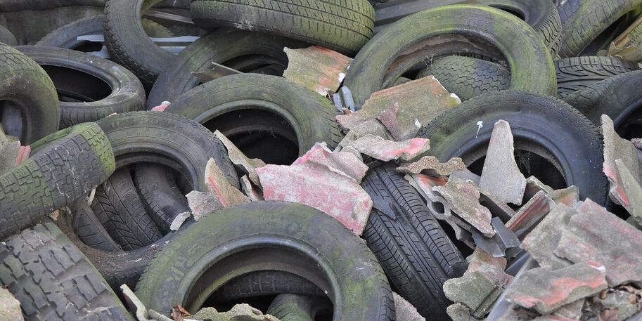 Ein Haufen alter Autoreifen