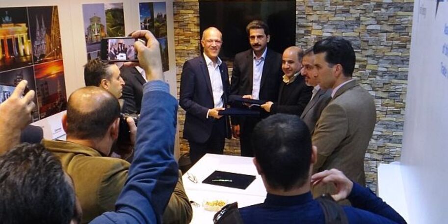 Unterzeichnung auf der WATEX Messe