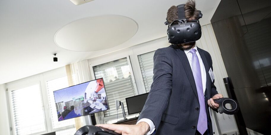 Ansicht einer Person mit Datenbrille