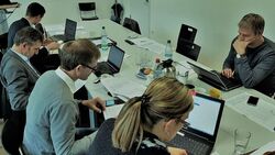 Arbeitsgruppe am Schreibtisch