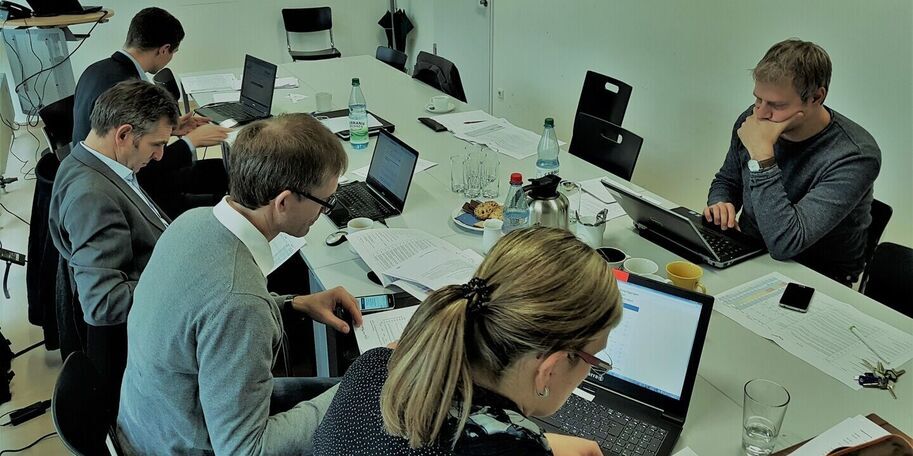 Arbeitsgruppe am Schreibtisch