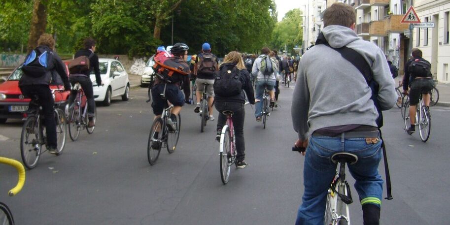 Fahrradfahrer von hinten